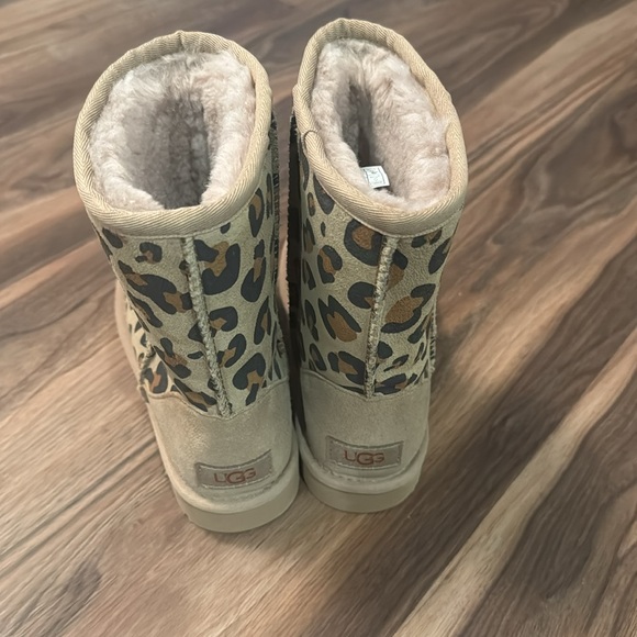 Leopard Uggs size 5 youth - Picture 2 of 3